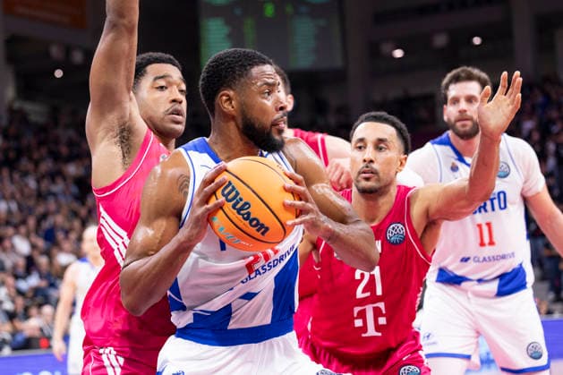 Xeyrius WILLIAMS (FCP 20, mi.) am Ball, im Zweikampf gegen Marcus FOSTER (BONN 0, li.) und Joel AMINU (BONN 21, re.), Aktion. Endstand 78:74, Basketball Champions League Telekom Baskets Bonn (GER)-FC Porto (POR) BONN vs FCP Hauptrunde, Gruppe H, im T E L E K O M D O M E, am 07.10.2026,