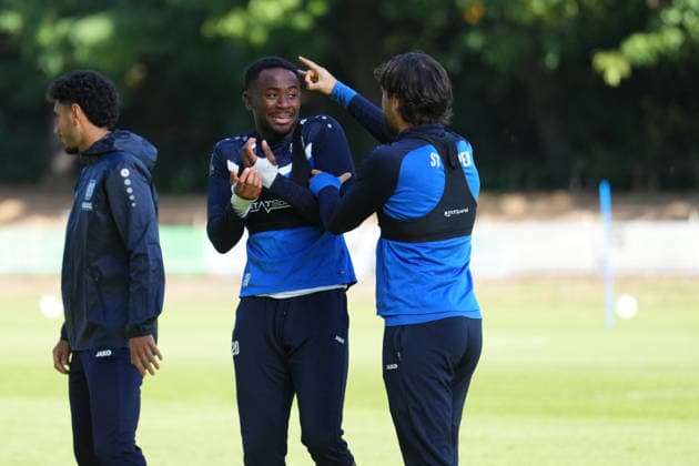 Deutschland: Fussball, Trainingseinheit, 3. Liga, Saison 2026-2027, NVB-Campus B-Platz Hänsch-Arena, SV Meppen, Donnerstag, 08.10.2026, Vormittagstraining: Ersin Zehir (SV Meppen, 6) schnippst Nikell Touglo (SV Meppen, 20) am Ohr Copyright: xLennxLübbersx