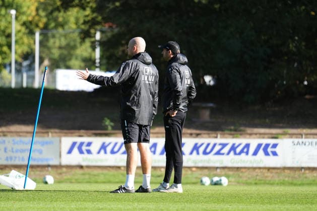Deutschland: Fussball, Trainingseinheit, 3. Liga, Saison 2026-2027, NVB-Campus B-Platz Hänsch-Arena, SV Meppen, Donnerstag, 08.10.2026, Vormittagstraining: Lucas Beniermann (Trainer, SV Meppen) und Steffen Puttkammer (Co-Trainer, SV Meppen) Copyright: xLennxLübbersx