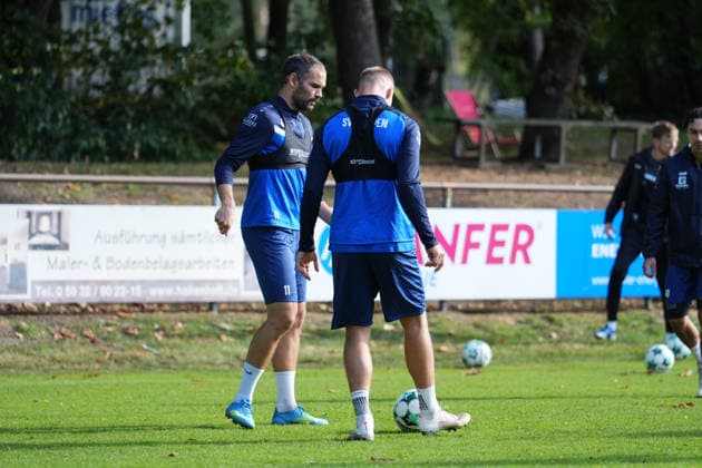 Deutschland: Fussball, Trainingseinheit, 3. Liga, Saison 2026-2027, NVB-Campus B-Platz Hänsch-Arena, SV Meppen, Donnerstag, 08.10.2026, Vormittagstraining: Jannic Ehlers (SV Meppen, 17) und Simon Engelmann (SV Meppen, 11) Copyright: xLennxLübbersx