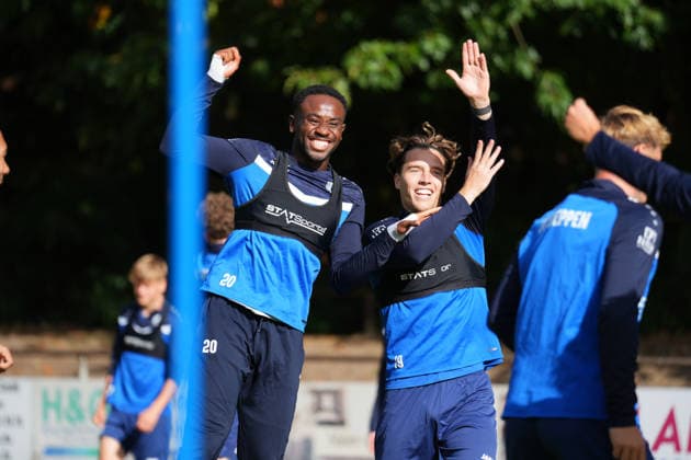 Deutschland: Fussball, Trainingseinheit, 3. Liga, Saison 2026-2027, NVB-Campus B-Platz Hänsch-Arena, SV Meppen, Donnerstag, 08.10.2026, Vormittagstraining: Nikell Touglo (SV Meppen, 20) und Luis Sprekelmeyer (SV Meppen, 19) freuen sich nach Ballgewinn Copyright: xLennxLübbersx