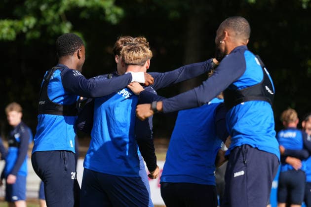 Deutschland: Fussball, Trainingseinheit, 3. Liga, Saison 2026-2027, NVB-Campus B-Platz Hänsch-Arena, SV Meppen, Donnerstag, 08.10.2026, Vormittagstraining: Nikell Touglo (SV Meppen, 20), Luis Sprekelmeyer (SV Meppen, 19), Florian Bähr (SV Meppen, 39) und Cyrill Akono (SV Meppen, 9) freuen sich beim Rodeo Copyright: xLennxLübbersx