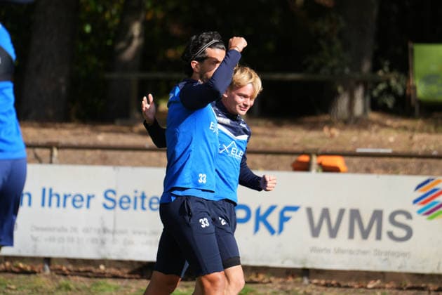 Deutschland: Fussball, Trainingseinheit, 3. Liga, Saison 2026-2027, NVB-Campus B-Platz Hänsch-Arena, SV Meppen, Donnerstag, 08.10.2026, Vormittagstraining: Stefan Rankin (SV Meppen, 33) streckt die Faust aus im Arm von Dominique Domröse (SV Meppen, 2) Copyright: xLennxLübbersx