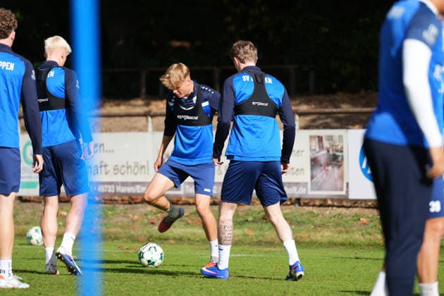 Deutschland: Fussball, Trainingseinheit, 3. Liga, Saison 2026-2027, NVB-Campus B-Platz Hänsch-Arena, SV Meppen, Donnerstag, 08.10.2026, Vormittagstraining: Mika Hermann (SV Meppen, 22) und Tony Rölke (Gastspieler, SV Meppen) Copyright: xLennxLübbersx