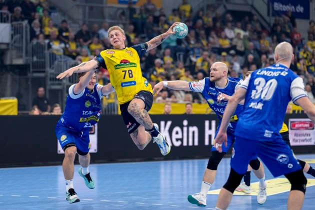 v.li.: Felix Aellen (ThSV, 22), Edwin Aspenbäck (RNL, 78), Peter Walz (ThSV, 14), Dominik Solak (ThSV, 30), beim Sprungwurf, Wurf, Torwurf, Action, Aktion, Spielszene, 08.10.2026, Mannheim (Deutschland), Handball, Bundesliga, Rhein-Neckar Löwen - ThSV Eisenach