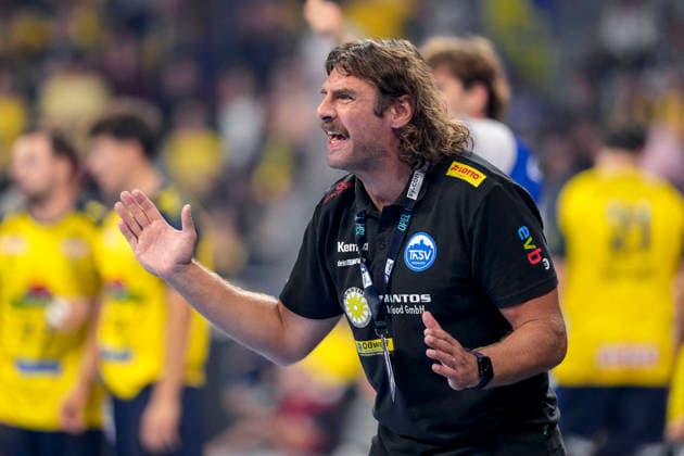 Sebastian Hinze (Trainer, Cheftrainer, ThSV), gibt Anweisungen, gestikuliert, mit den Armen gestikulieren, Einzelbild, Einzelfoto, Aktion, Action, 08.10.2026, Mannheim (Deutschland), Handball, Bundesliga, Rhein-Neckar Löwen - ThSV Eisenach