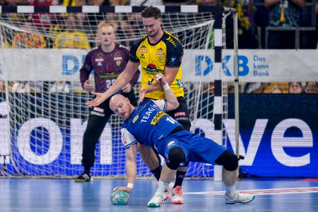 v.li.: Peter Walz (ThSV, 14), Robert Timmermeister (RNL, 7), Zweikampf, Spielszene, Duell, duel, tackle, tackling, Dynamik, Action, Aktion, 08.10.2026, Mannheim (Deutschland), Handball, Bundesliga, Rhein-Neckar Löwen - ThSV Eisenach
