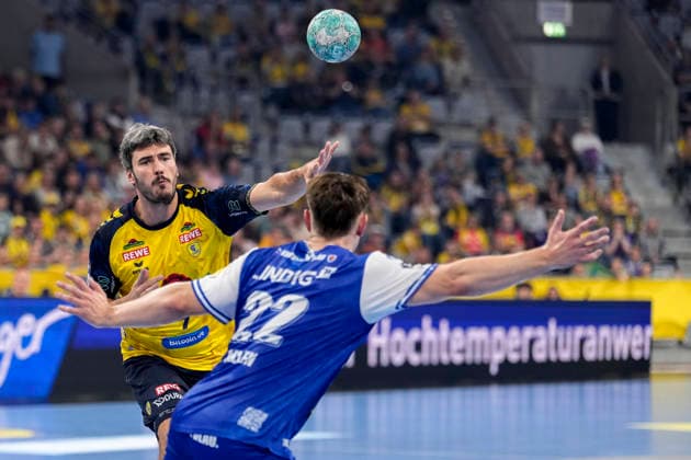 v.li.: Jacob Arenth Lassen (RNL, 9), Felix Aellen (ThSV, 22), Zweikampf, Spielszene, Duell, duel, tackle, tackling, Dynamik, Action, Aktion, 08.10.2026, Mannheim (Deutschland), Handball, Bundesliga, Rhein-Neckar Löwen - ThSV Eisenach