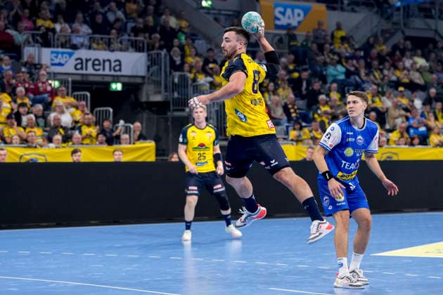 v.li.: Jannik Kohlbacher (RNL, 80), Oskar Joelsson (ThSV, 3), beim Sprungwurf, Wurf, Torwurf, Action, Aktion, Spielszene, 08.10.2026, Mannheim (Deutschland), Handball, Bundesliga, Rhein-Neckar Löwen - ThSV Eisenach