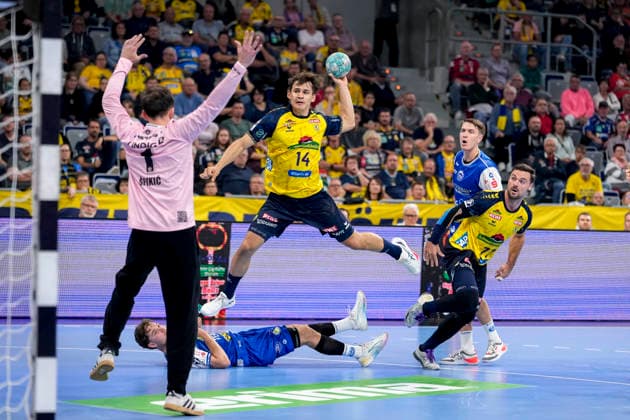 v.li.: Matija Spikic (Torwart, ThSV, 1), Gino Steenaerts (RNL, 14), beim Sprungwurf, Wurf, Torwurf, Action, Aktion, Spielszene, 08.10.2026, Mannheim (Deutschland), Handball, Bundesliga, Rhein-Neckar Löwen - ThSV Eisenach