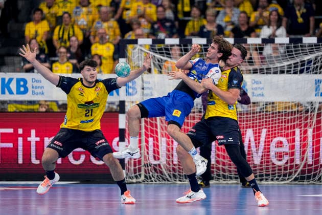 v.li.: Aron Seesing (RNL, 21), Stephan Seitz (ThSV, 44), Robert Timmermeister (RNL, 7), Zweikampf, Spielszene, Duell, duel, tackle, tackling, Dynamik, Action, Aktion, 08.10.2026, Mannheim (Deutschland), Handball, Bundesliga, Rhein-Neckar Löwen - ThSV Eisenach