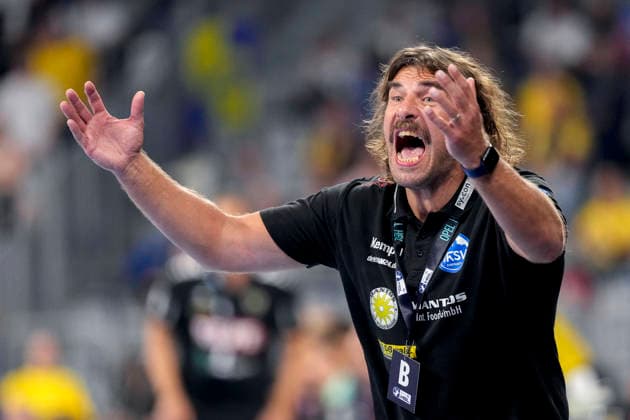 Sebastian Hinze (Trainer, Cheftrainer, ThSV), gibt Anweisungen, gestikuliert, mit den Armen gestikulieren, Einzelbild, Einzelfoto, Aktion, Action, 08.10.2026, Mannheim (Deutschland), Handball, Bundesliga, Rhein-Neckar Löwen - ThSV Eisenach