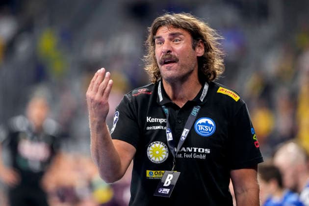 Sebastian Hinze (Trainer, Cheftrainer, ThSV), gibt Anweisungen, gestikuliert, mit den Armen gestikulieren, Einzelbild, Einzelfoto, Aktion, Action, enttäuscht schauend, Enttäuschung, Frustration, disappointed, pessimistisch, 08.10.2026, Mannheim (Deutschland), Handball, Bundesliga, Rhein-Neckar Löwen - ThSV Eisenach