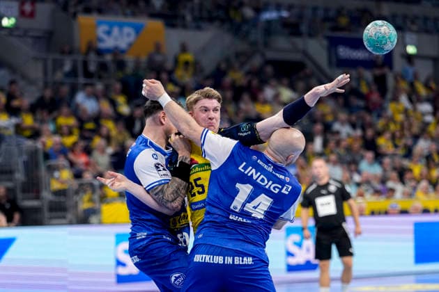 v.li.: Justin Kurch (ThSV, 52), Haukur Thrastarson (RNL, 25), Peter Walz (ThSV, 14), Zweikampf, Spielszene, Duell, duel, tackle, tackling, Dynamik, Action, Aktion, 08.10.2026, Mannheim (Deutschland), Handball, Bundesliga, Rhein-Neckar Löwen - ThSV Eisenach