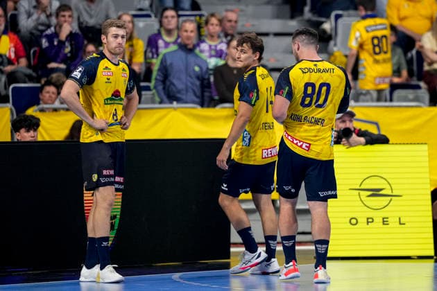 v.li.: Tim Nothdurft (RNL, 8), Gino Steenaerts (RNL, 14), Jannik Kohlbacher (RNL, 80), Spieler der Rhein-Neckar-Löwen, enttäuscht schauend, Enttäuschung, Frustration, disappointed, pessimistisch, Aktion, Action, Spielszene, 08.10.2026, Mannheim (Deutschland), Handball, Bundesliga, Rhein-Neckar Löwen - ThSV Eisenach