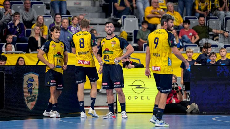 v.li.: Gino Steenaerts (RNL, 14), Tim Nothdurft (RNL, 8), Jannik Kohlbacher (RNL, 80), Jacob Arenth Lassen (RNL, 9), Spieler der Rhein-Neckar-Löwen, enttäuscht schauend, Enttäuschung, Frustration, disappointed, pessimistisch, Aktion, Action, Spielszene, 08.10.2026, Mannheim (Deutschland), Handball, Bundesliga, Rhein-Neckar Löwen - ThSV Eisenach