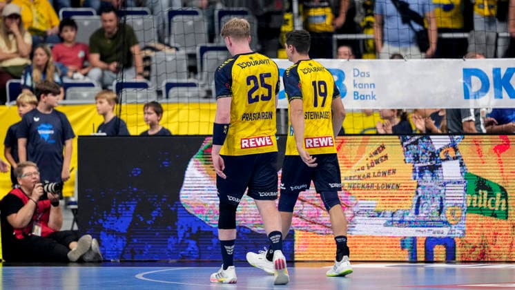 v.li.: Haukur Thrastarson (RNL, 25), Marius Steinhauser (RNL, 19), Spieler der Rhein-Neckar-Löwen, enttäuscht schauend, Enttäuschung, Frustration, disappointed, pessimistisch, Aktion, Action, Spielszene, 08.10.2026, Mannheim (Deutschland), Handball, Bundesliga, Rhein-Neckar Löwen - ThSV Eisenach