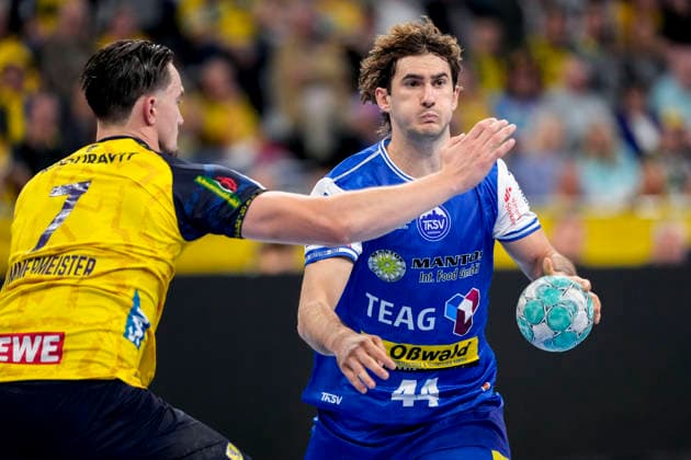 v.li.: Robert Timmermeister (RNL, 7), Stephan Seitz (ThSV, 44), Zweikampf, Spielszene, Duell, duel, tackle, tackling, Dynamik, Action, Aktion, 08.10.2026, Mannheim (Deutschland), Handball, Bundesliga, Rhein-Neckar Löwen - ThSV Eisenach