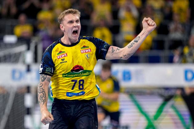 Edwin Aspenbäck (RNL, 78), Spieler der Rhein-Neckar-Löwen, jubelt über ein Tor, Jubel, jubeln, Torjubel, Torerfolg, celebrate the goal, goal, celebration, jubelt ueber das Tor, Freuen, Freude, freut sich, optimistisch, positiv, Spielszene, Highlight, Einzelbild, Einzelfoto, Aktion, Action, 08.10.2026, Mannheim (Deutschland), Handball, Bundesliga, Rhein-Neckar Löwen - ThSV Eisenach