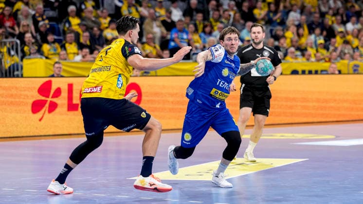 v.li.: Robert Timmermeister (RNL, 7), Elias Scholtes (ThSV, 4), Zweikampf, Spielszene, Duell, duel, tackle, tackling, Dynamik, Action, Aktion, 08.10.2026, Mannheim (Deutschland), Handball, Bundesliga, Rhein-Neckar Löwen - ThSV Eisenach