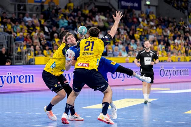 v.li.: Robert Timmermeister (RNL, 7), Elias Scholtes (ThSV, 4), Aron Seesing (RNL, 21), Zweikampf, Spielszene, Duell, duel, tackle, tackling, Dynamik, Action, Aktion, 08.10.2026, Mannheim (Deutschland), Handball, Bundesliga, Rhein-Neckar Löwen - ThSV Eisenach