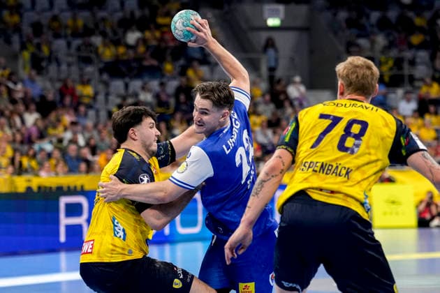 v.li.: Aron Seesing (RNL, 21), Felix Aellen (ThSV, 22), Edwin Aspenbäck (RNL, 78), Zweikampf, Spielszene, Duell, duel, tackle, tackling, Dynamik, Action, Aktion, 08.10.2026, Mannheim (Deutschland), Handball, Bundesliga, Rhein-Neckar Löwen - ThSV Eisenach