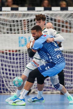 Philipp Ahouansou (TVB Stuttgart, 5) im Duell mit Marti Soler (HSG Wetzlar, 23) GER, TVB Stuttgart vs. HSG Wetzlar, Handball, Opel Handball-Bundesliga, 8. Spieltag, Spielzeit 2026 2027, 08.10.2026 GER, TVB Stuttgart vs. HSG Wetzlar, Handball, Opel Handball-Bundesliga, 8. Spieltag, Spielzeit 2026 2027, 08.10.2026 Stuttgart Copyright: xEibner-Pressefoto SoerenxHerwegx EP_SHG