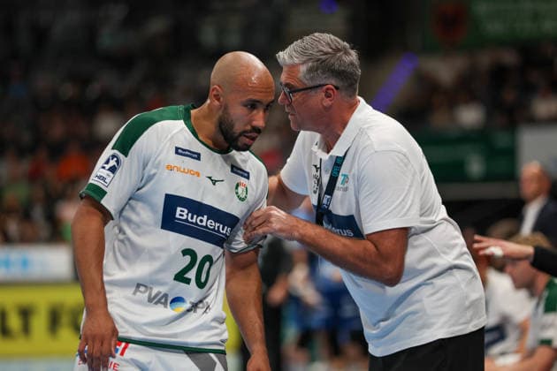 Cyrill Akakpo (HSG Wetzlar, 20) erhält eine Anweisung von Runar Sigtryggsson (HSG Wetzlar, Trainer) GER, TVB Stuttgart vs. HSG Wetzlar, Handball, Opel Handball-Bundesliga, 8. Spieltag, Spielzeit 2026 2027, 08.10.2026 GER, TVB Stuttgart vs. HSG Wetzlar, Handball, Opel Handball-Bundesliga, 8. Spieltag, Spielzeit 2026 2027, 08.10.2026 Stuttgart Copyright: xEibner-Pressefoto SoerenxHerwegx EP_SHG