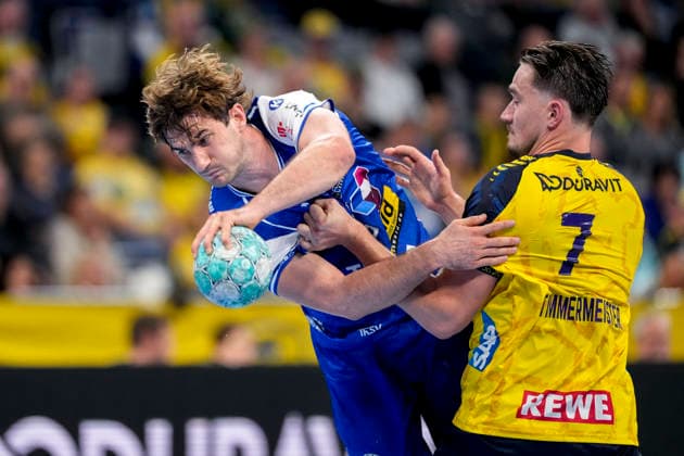 v.li.: Stephan Seitz (ThSV, 44), Robert Timmermeister (RNL, 7), Zweikampf, Spielszene, Duell, duel, tackle, tackling, Dynamik, Action, Aktion, 08.10.2026, Mannheim (Deutschland), Handball, Bundesliga, Rhein-Neckar Löwen - ThSV Eisenach