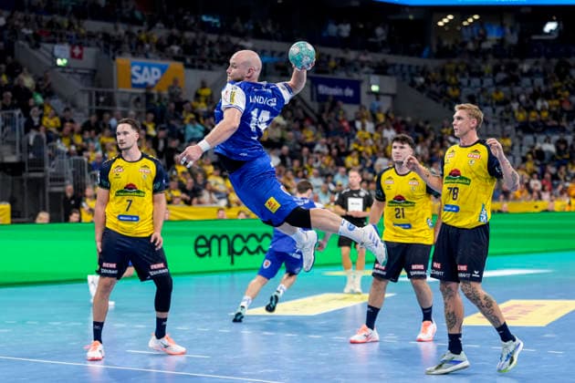 v.li.: Robert Timmermeister (RNL, 7), Peter Walz (ThSV, 14) am Ball, Aron Seesing (RNL, 21), Edwin Aspenbäck (RNL, 78), beim Sprungwurf, Wurf, Torwurf, Action, Aktion, Spielszene, 08.10.2026, Mannheim (Deutschland), Handball, Bundesliga, Rhein-Neckar Löwen - ThSV Eisenach