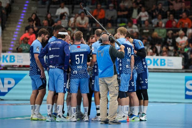 Die Mannschaft des TVB Stuttgart während einer Auszeit GER, TVB Stuttgart vs. HSG Wetzlar, Handball, Opel Handball-Bundesliga, 8. Spieltag, Spielzeit 2026 2027, 08.10.2026 GER, TVB Stuttgart vs. HSG Wetzlar, Handball, Opel Handball-Bundesliga, 8. Spieltag, Spielzeit 2026 2027, 08.10.2026 Stuttgart Copyright: xEibner-Pressefoto SoerenxHerwegx EP_SHG