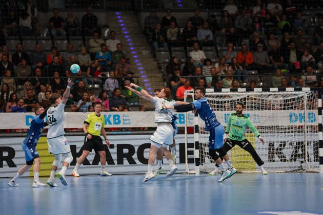 Dominik Mappes (HSG Wetzlar, 7) schafft es nicht mit einem Pass Paul Kompenhans (HSG Wetzlar, 34) anzuspielen GER, TVB Stuttgart vs. HSG Wetzlar, Handball, Opel Handball-Bundesliga, 8. Spieltag, Spielzeit 2026 2027, 08.10.2026 GER, TVB Stuttgart vs. HSG Wetzlar, Handball, Opel Handball-Bundesliga, 8. Spieltag, Spielzeit 2026 2027, 08.10.2026 Stuttgart Copyright: xEibner-Pressefoto SoerenxHerwegx EP_SHG