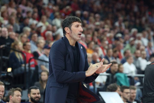 Alex Mumbru (Virtus Bologna, Chef-Trainer) applaudiert, GER, FC Bayern Basketball vs. Virtus Bologna, Basketball, Euroleague, 4. Spieltag, Saison 2026 2027, 08.10.2026, GER, FC Bayern Basketball vs. Virtus Bologna, Basketball, Euroleague, 4. Spieltag, Saison 2026 2027, 08.10.2026 Muenchen Copyright: xEibner-Pressefoto JennixMaulx EP_JML