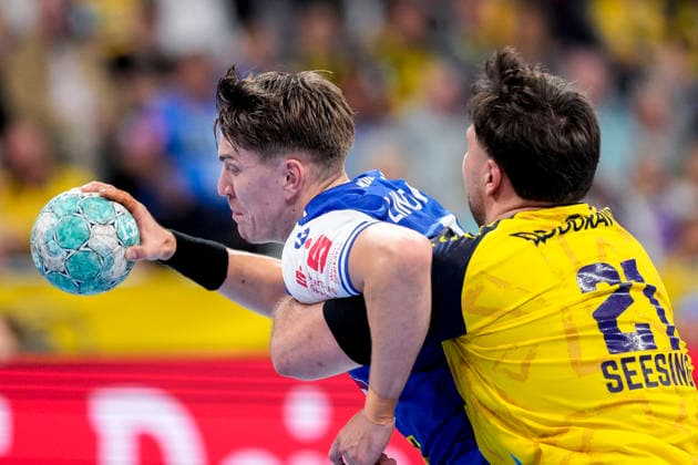 v.li.: Oskar Joelsson (ThSV, 3), Aron Seesing (RNL, 21), Zweikampf, Spielszene, Duell, duel, tackle, tackling, Dynamik, Action, Aktion, 08.10.2026, Mannheim (Deutschland), Handball, Bundesliga, Rhein-Neckar Löwen - ThSV Eisenach
