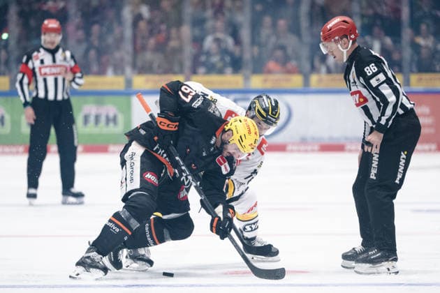 Matthew Wedman (Loewen Frankfurt, 67), Phil Varone (Krefeld Pinguine, 76) GER, Loewen Frankfurt vs. Krefeld Pinguine, Eishockey, PENNY DEL, 7. Spieltag, Spielzeit 2026 2027, 08.10.2026 GER, Loewen Frankfurt vs. Krefeld Pinguine, Eishockey, PENNY DEL, 7. Spieltag, Spielzeit 2026 2027, 08.10.2026 Frankfurt am Main Copyright: xEibner-Pressefoto AttilaxZigax EP_AZA