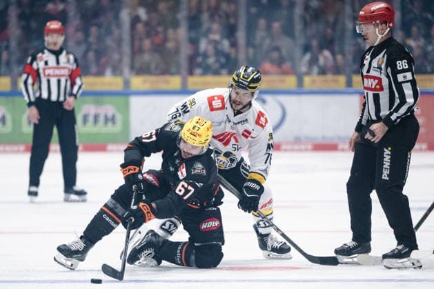 Matthew Wedman (Loewen Frankfurt, 67), Phil Varone (Krefeld Pinguine, 76) GER, Loewen Frankfurt vs. Krefeld Pinguine, Eishockey, PENNY DEL, 7. Spieltag, Spielzeit 2026 2027, 08.10.2026 GER, Loewen Frankfurt vs. Krefeld Pinguine, Eishockey, PENNY DEL, 7. Spieltag, Spielzeit 2026 2027, 08.10.2026 Frankfurt am Main Copyright: xEibner-Pressefoto AttilaxZigax EP_AZA