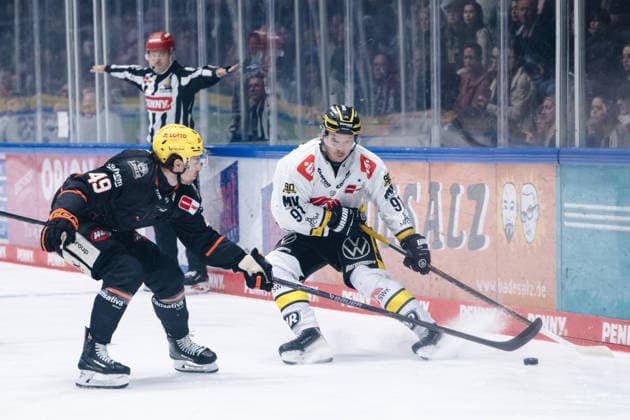 Michael Joyaux (Loewen Frankfurt, 49), Roope Maekitalo (Krefeld Pinguine, 91) GER, Loewen Frankfurt vs. Krefeld Pinguine, Eishockey, PENNY DEL, 7. Spieltag, Spielzeit 2026 2027, 08.10.2026 GER, Loewen Frankfurt vs. Krefeld Pinguine, Eishockey, PENNY DEL, 7. Spieltag, Spielzeit 2026 2027, 08.10.2026 Frankfurt am Main Copyright: xEibner-Pressefoto AttilaxZigax EP_AZA