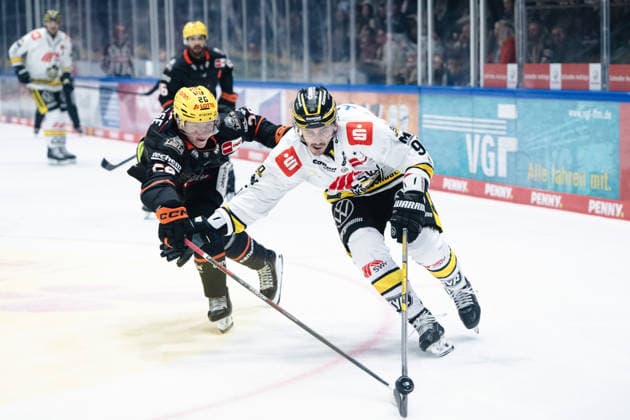 Fabio Kose (Loewen Frankfurt, 20), Adam Payerl (Krefeld Pinguine, 90) GER, Loewen Frankfurt vs. Krefeld Pinguine, Eishockey, PENNY DEL, 7. Spieltag, Spielzeit 2026 2027, 08.10.2026 GER, Loewen Frankfurt vs. Krefeld Pinguine, Eishockey, PENNY DEL, 7. Spieltag, Spielzeit 2026 2027, 08.10.2026 Frankfurt am Main Copyright: xEibner-Pressefoto AttilaxZigax EP_AZA