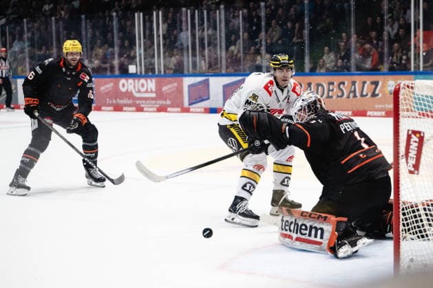 Adam Payerl (Krefeld Pinguine, 90), Nico Pertuch (Loewen Frankfurt, 01) GER, Loewen Frankfurt vs. Krefeld Pinguine, Eishockey, PENNY DEL, 7. Spieltag, Spielzeit 2026 2027, 08.10.2026 GER, Loewen Frankfurt vs. Krefeld Pinguine, Eishockey, PENNY DEL, 7. Spieltag, Spielzeit 2026 2027, 08.10.2026 Frankfurt am Main Copyright: xEibner-Pressefoto AttilaxZigax EP_AZA