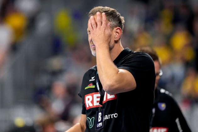 Maik Machulla (Trainer, Cheftrainer, RNL) schlägt die Hand vors Gesicht, Einzelbild, Einzelfoto, Aktion, Action, enttäuscht schauend, Enttäuschung, Frustration, disappointed, pessimistisch, 08.10.2026, Mannheim (Deutschland), Handball, Bundesliga, Rhein-Neckar Löwen - ThSV Eisenach