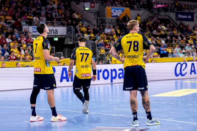 v.li.: Robert Timmermeister (RNL, 7), Dani Baijens (RNL, 77), Edwin Aspenbäck (RNL, 78), Spieler der Rhein-Neckar-Löwen, enttäuscht schauend, Enttäuschung, Frustration, disappointed, pessimistisch, Aktion, Action, Spielszene, 08.10.2026, Mannheim (Deutschland), Handball, Bundesliga, Rhein-Neckar Löwen - ThSV Eisenach