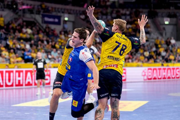v.li.: Robert Timmermeister (RNL, 7), Vukasin Antonijevic (ThSV, 41), Edwin Aspenbäck (RNL, 78), Zweikampf, Spielszene, Duell, duel, tackle, tackling, Dynamik, Action, Aktion, 08.10.2026, Mannheim (Deutschland), Handball, Bundesliga, Rhein-Neckar Löwen - ThSV Eisenach