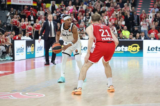 Trent Frazier (Virtus Bologna, 01) mit Justuz Hollatz (FC Bayern Basketball, 21), GER, FC Bayern Basketball vs. Virtus Bologna, Basketball, Euroleague, 4. Spieltag, Saison 2026 2027, 08.10.2026, GER, FC Bayern Basketball vs. Virtus Bologna, Basketball, Euroleague, 4. Spieltag, Saison 2026 2027, 08.10.2026 Muenchen Copyright: xEibner-Pressefoto JennixMaulx EP_JML
