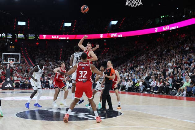 Spielszene, Johannes Thiemann (FC Bayern Basketball, 32) mit Johannes Voigtmann (FC Bayern Basketball, 07), Kevin Kokila (Virtus Bologna, 03), GER, FC Bayern Basketball vs. Virtus Bologna, Basketball, Euroleague, 4. Spieltag, Saison 2026 2027, 08.10.2026, GER, FC Bayern Basketball vs. Virtus Bologna, Basketball, Euroleague, 4. Spieltag, Saison 2026 2027, 08.10.2026 Muenchen Copyright: xEibner-Pressefoto JennixMaulx EP_JML