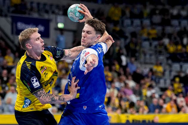 v.li.: Edwin Aspenbäck (RNL, 78), Oskar Joelsson (ThSV, 3), Zweikampf, Spielszene, Duell, duel, tackle, tackling, Dynamik, Action, Aktion, 08.10.2026, Mannheim (Deutschland), Handball, Bundesliga, Rhein-Neckar Löwen - ThSV Eisenach