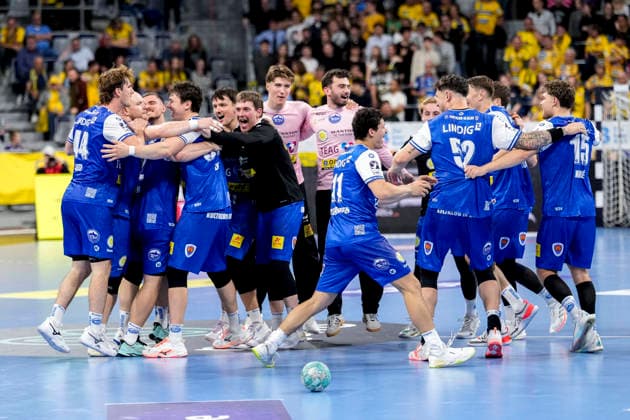 Spieler vom ThSV Eisenach, Jubel nach dem Schlusspfiff, Freude über den Sieg, Sieger, Gewinner, jubelt, jubeln, fröhlich, positiv, freut sich, freuen, optimistisch, Highlight, Action, Aktion, tanzen im Kreis, Teamkreis, Mannschaftskreis, 08.10.2026, Mannheim (Deutschland), Handball, Bundesliga, Rhein-Neckar Löwen - ThSV Eisenach