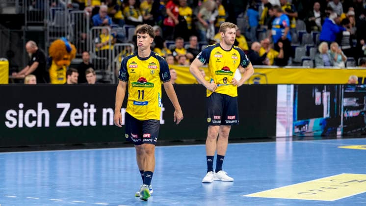 v.li.: Niclas Mierzwa (RNL, 11), Tim Nothdurft (RNL, 8), Spieler der Rhein-Neckar-Löwen, enttäuscht über die Niederlage, Enttäuschung nach dem Schlusspfiff, Highlight, Verlierer, verloren, Frustration, disappointed, pessimistisch, 08.10.2026, Mannheim (Deutschland), Handball, Bundesliga, Rhein-Neckar Löwen - ThSV Eisenach