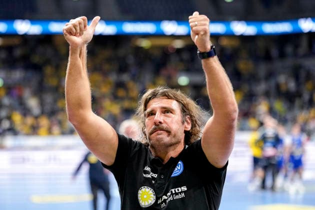 Sebastian Hinze (Trainer, Cheftrainer, ThSV), mit Daumen nach oben, Geste, Gestik, zuversichtlich, positiv, optimistisch, Freude, freuen, freut sich, Einzelbild, Einzelfoto, Aktion, Action, Jubel nach dem Schlusspfiff, Freude über den Sieg, Sieger, Gewinner, jubelt, jubeln, fröhlich, positiv, freut sich, freuen, optimistisch, Highlight, 08.10.2026, Mannheim (Deutschland), Handball, Bundesliga, Rhein-Neckar Löwen - ThSV Eisenach