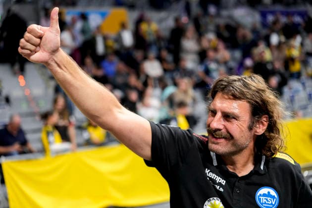 Sebastian Hinze (Trainer, Cheftrainer, ThSV), mit Daumen nach oben, Geste, Gestik, zuversichtlich, positiv, optimistisch, Freude, freuen, freut sich, Einzelbild, Einzelfoto, Aktion, Action, Jubel nach dem Schlusspfiff, Freude über den Sieg, Sieger, Gewinner, jubelt, jubeln, fröhlich, positiv, freut sich, freuen, optimistisch, Highlight, 08.10.2026, Mannheim (Deutschland), Handball, Bundesliga, Rhein-Neckar Löwen - ThSV Eisenach