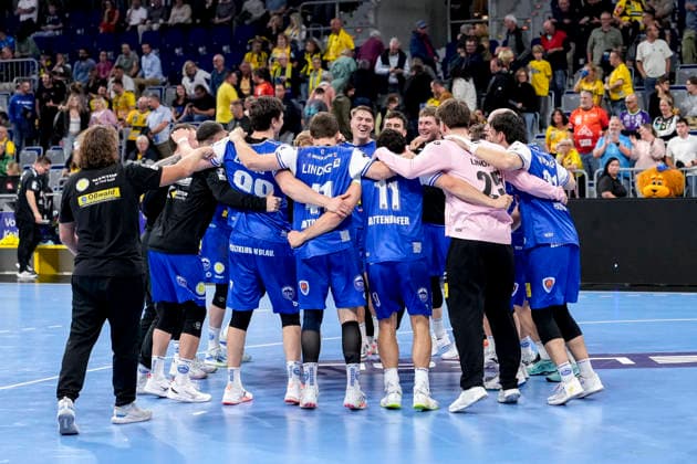 Spieler vom ThSV Eisenach, Jubel nach dem Schlusspfiff, Freude über den Sieg, Sieger, Gewinner, jubelt, jubeln, fröhlich, positiv, freut sich, freuen, optimistisch, Highlight, Action, Aktion, tanzen im Kreis, Teamkreis, Mannschaftskreis, 08.10.2026, Mannheim (Deutschland), Handball, Bundesliga, Rhein-Neckar Löwen - ThSV Eisenach